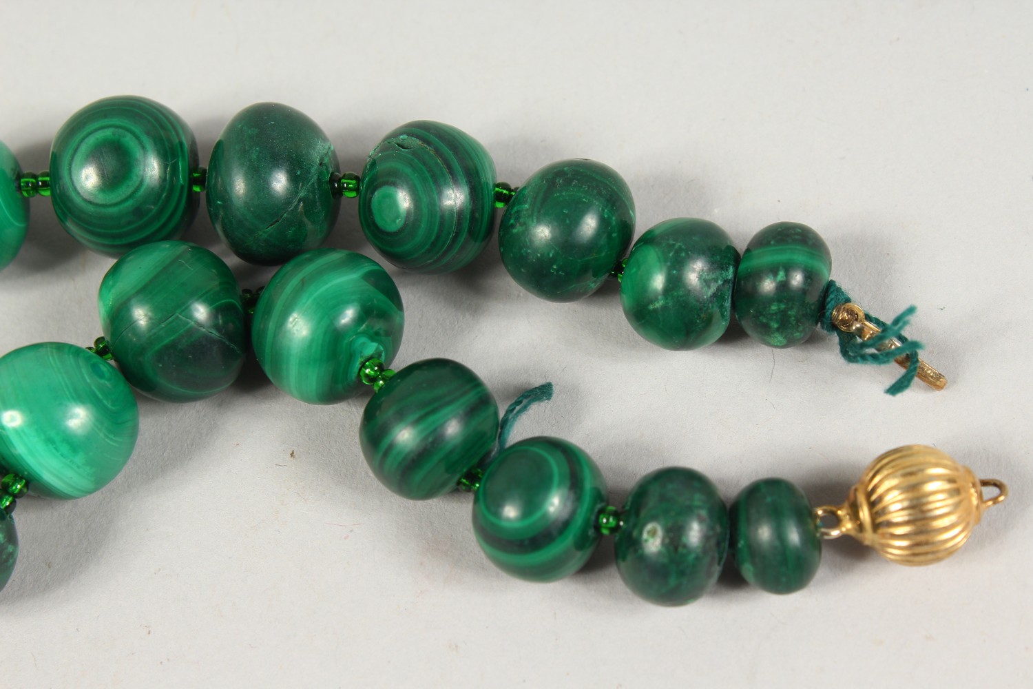 A GOOD CHINESE GREEN JADE / JADE LIKE SPHERICAL NECKLACE / BEADS 46CM, - Image 6 of 6