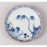 A CHINESE QIANLONG PERIOD BLUE AND WHITE / CAFE AU LAIT PORCELAIN SAUCER, the interior decorated