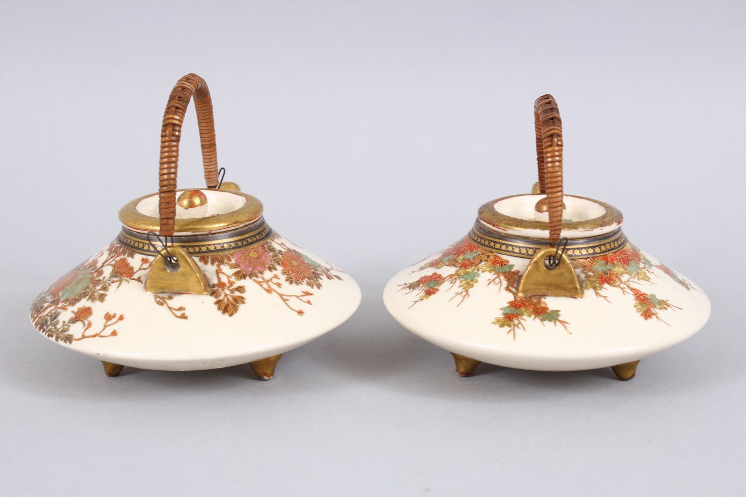 TWO GOOD JAPANESE MEIJI PERIOD SATSUMA TEA POT / TEA KETTLE, both pots decorated with scenes of - Image 4 of 7