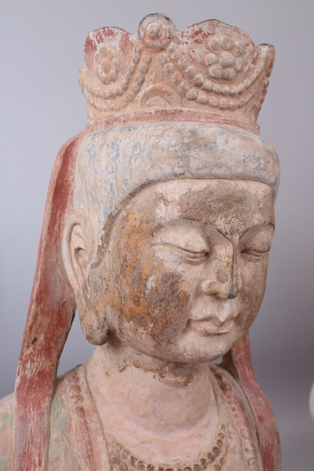 A 19TH / 20TH CENTURY SANDSTONE BUST OF BUDDHA wearing a headdress, with polychrome decoration, on - Bild 3 aus 6
