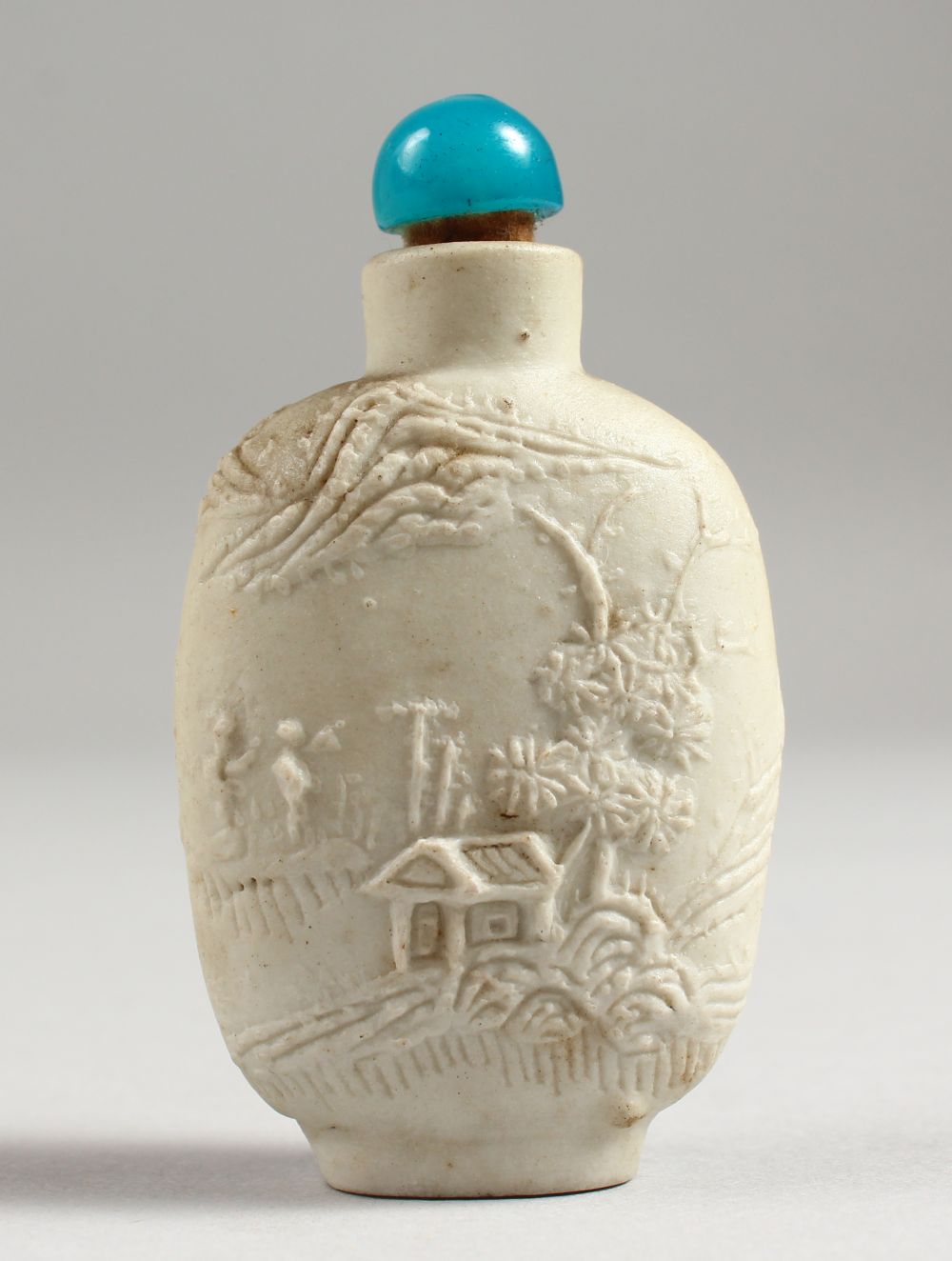 A LANDSCAPE DESIGN SNUFF BOTTLE with blue stopper, 6.2cm