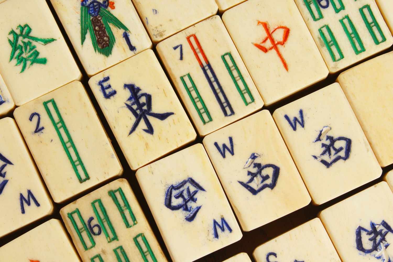 A GOOD 20TH CENTURY CHINESE MAHJONG GAMES BOX WITH ITS BONE PIECES, the front with a removable panel - Image 8 of 10
