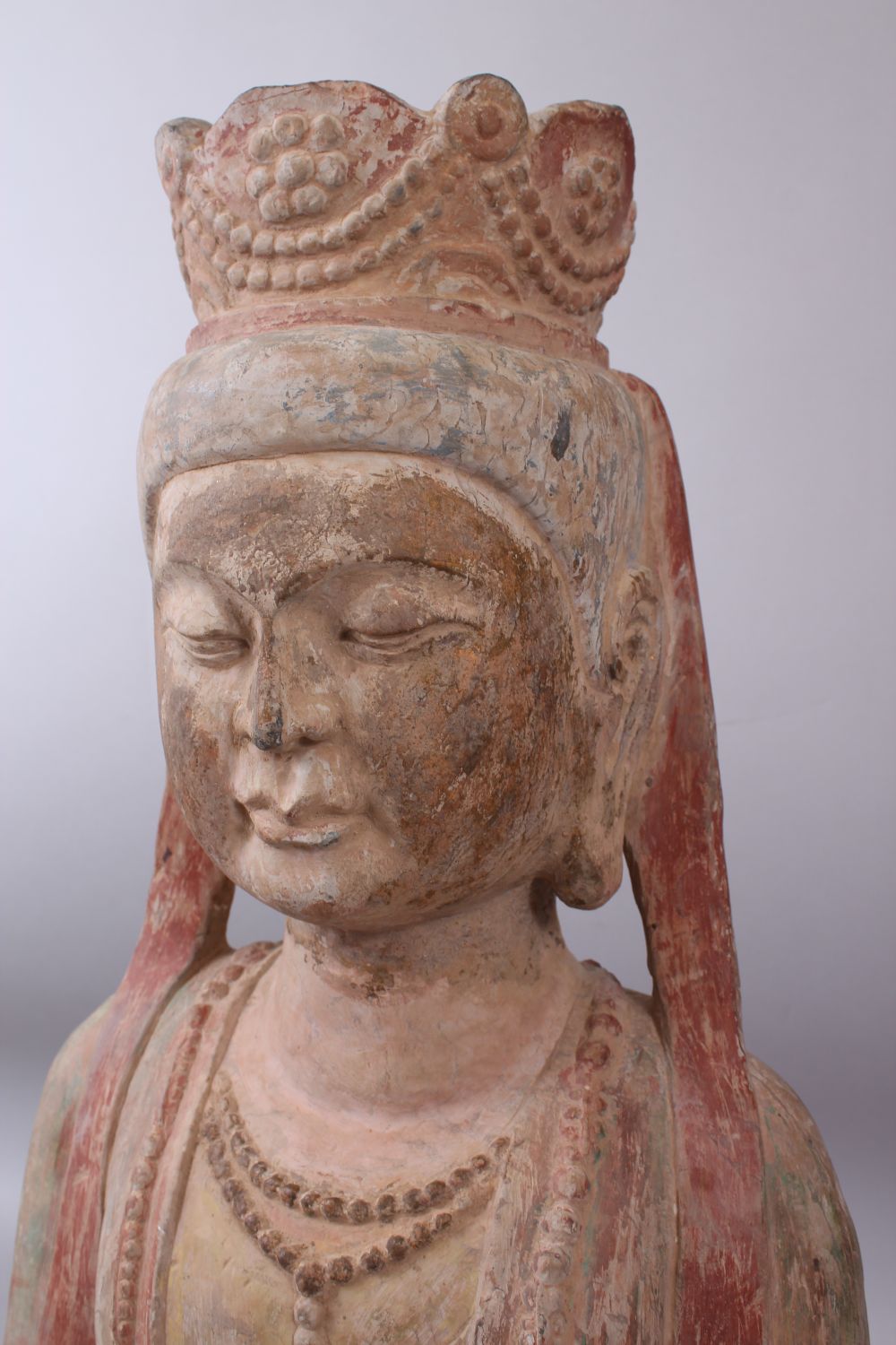 A 19TH / 20TH CENTURY SANDSTONE BUST OF BUDDHA wearing a headdress, with polychrome decoration, on - Bild 2 aus 6