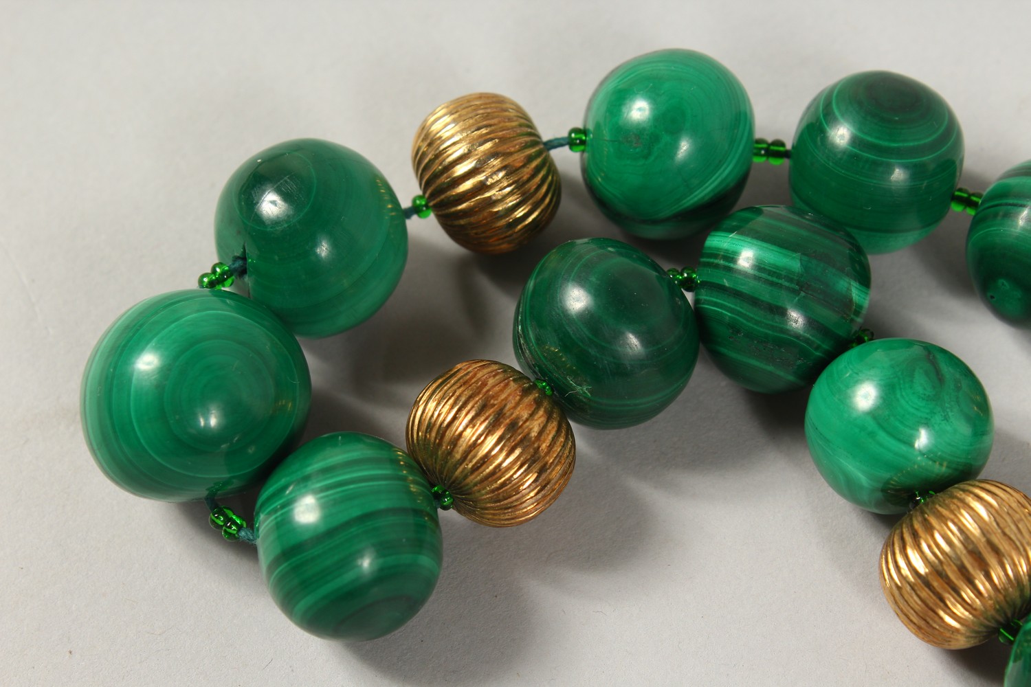 A GOOD CHINESE GREEN JADE / JADE LIKE SPHERICAL NECKLACE / BEADS 46CM, - Image 4 of 6