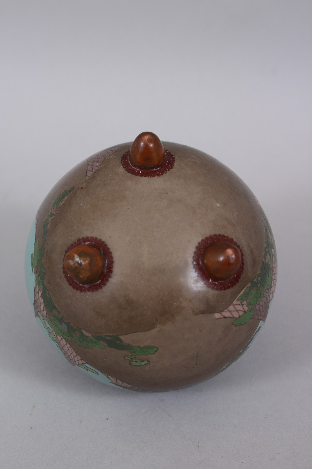 A GOOD JAPANESE MEIJI PERIOD GLOBULAR LIDDED CLOISONNE KORO, the body of the koro decorated with - Image 6 of 6