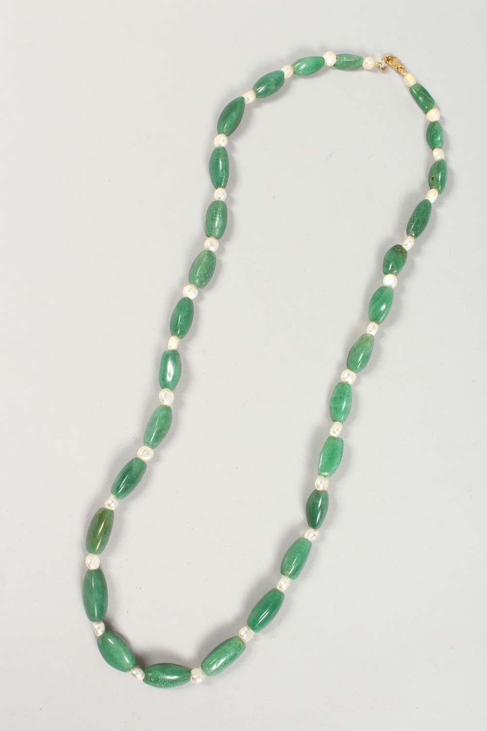 A GOOD CHINESE JADE / JADELIKE HARDSTONE & PEARL ELONGATED NECKLACE, 72cm open. - Image 2 of 3