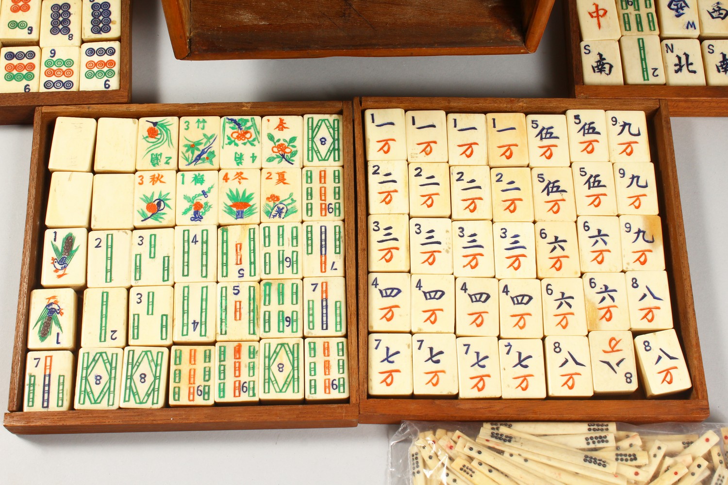 A GOOD 20TH CENTURY CHINESE MAHJONG GAMES BOX WITH ITS BONE PIECES, the front with a removable panel - Image 5 of 10
