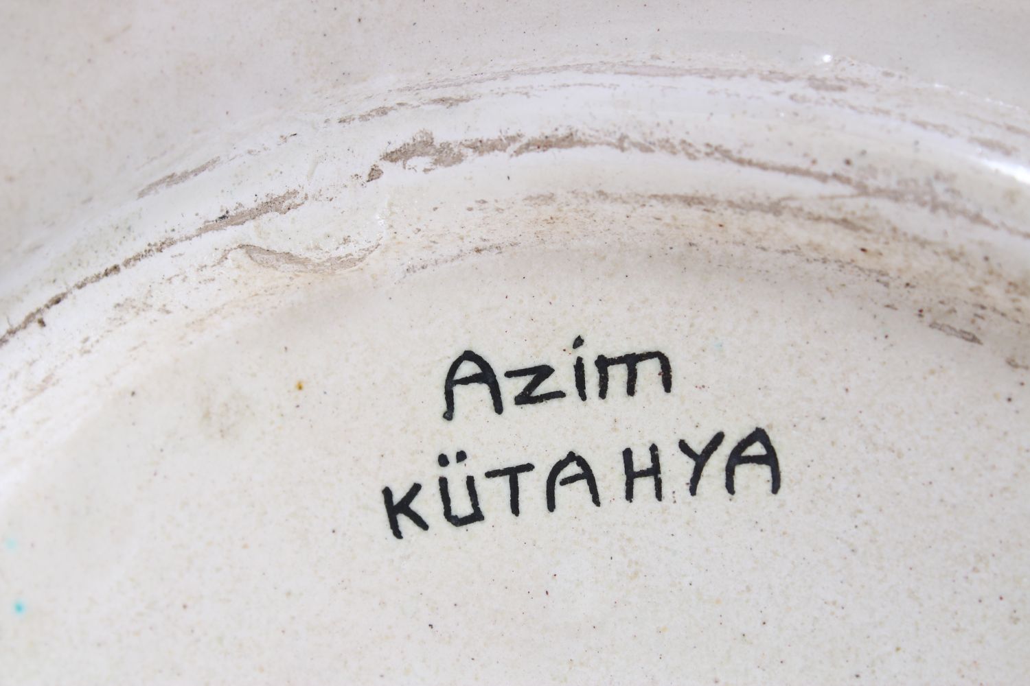 A FINE EARLY 20TH CENTURY TURKISH GLAZED POTTERY DISH BY AZIM KUTAHYA, with a central cartouche with - Image 5 of 5