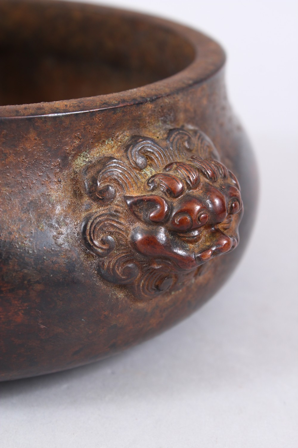 A HEAVY QUALITY CHINESE BRONZE CENSER, with moulded lion dog mask handles and a maker’s mark pressed - Image 5 of 8