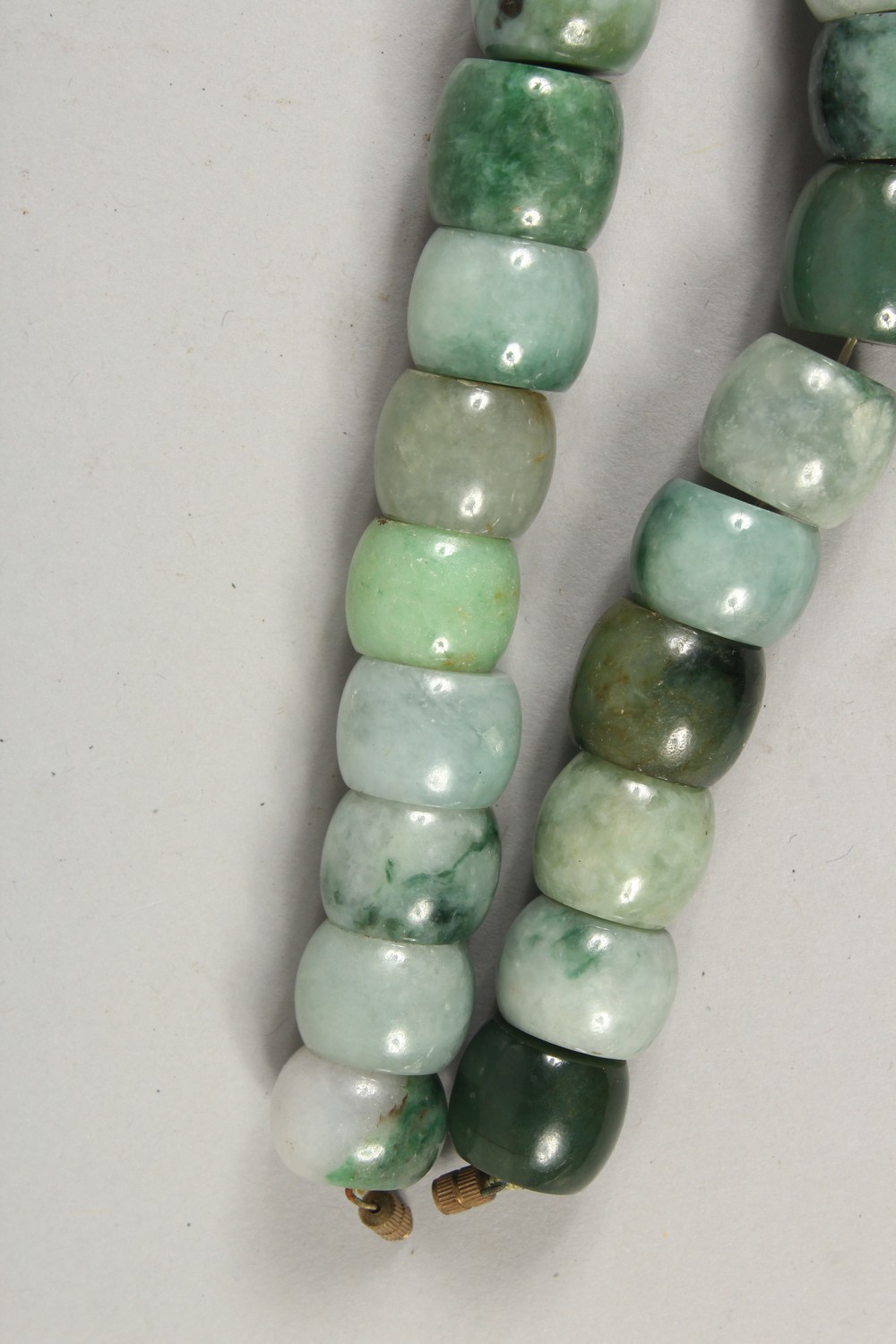 A GOOD CHINESE JADE / JADELIKE HARDSTONE BEAD NECKLACE AND PENDANT, 44cm open. - Image 4 of 7