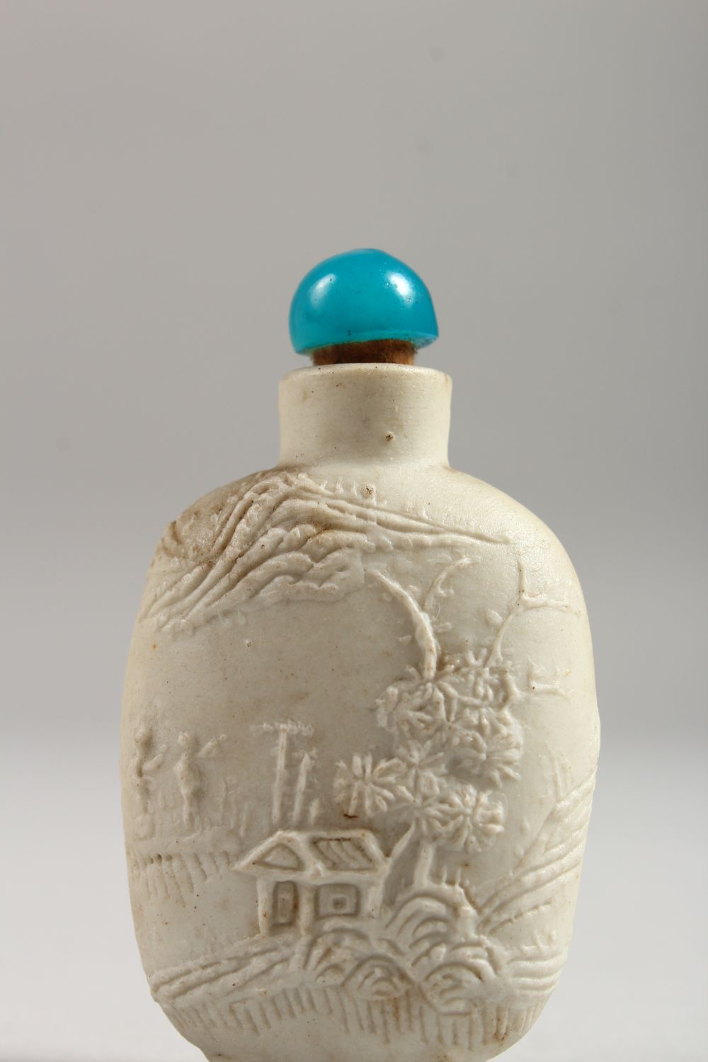 A LANDSCAPE DESIGN SNUFF BOTTLE with blue stopper, 6.2cm - Image 2 of 9