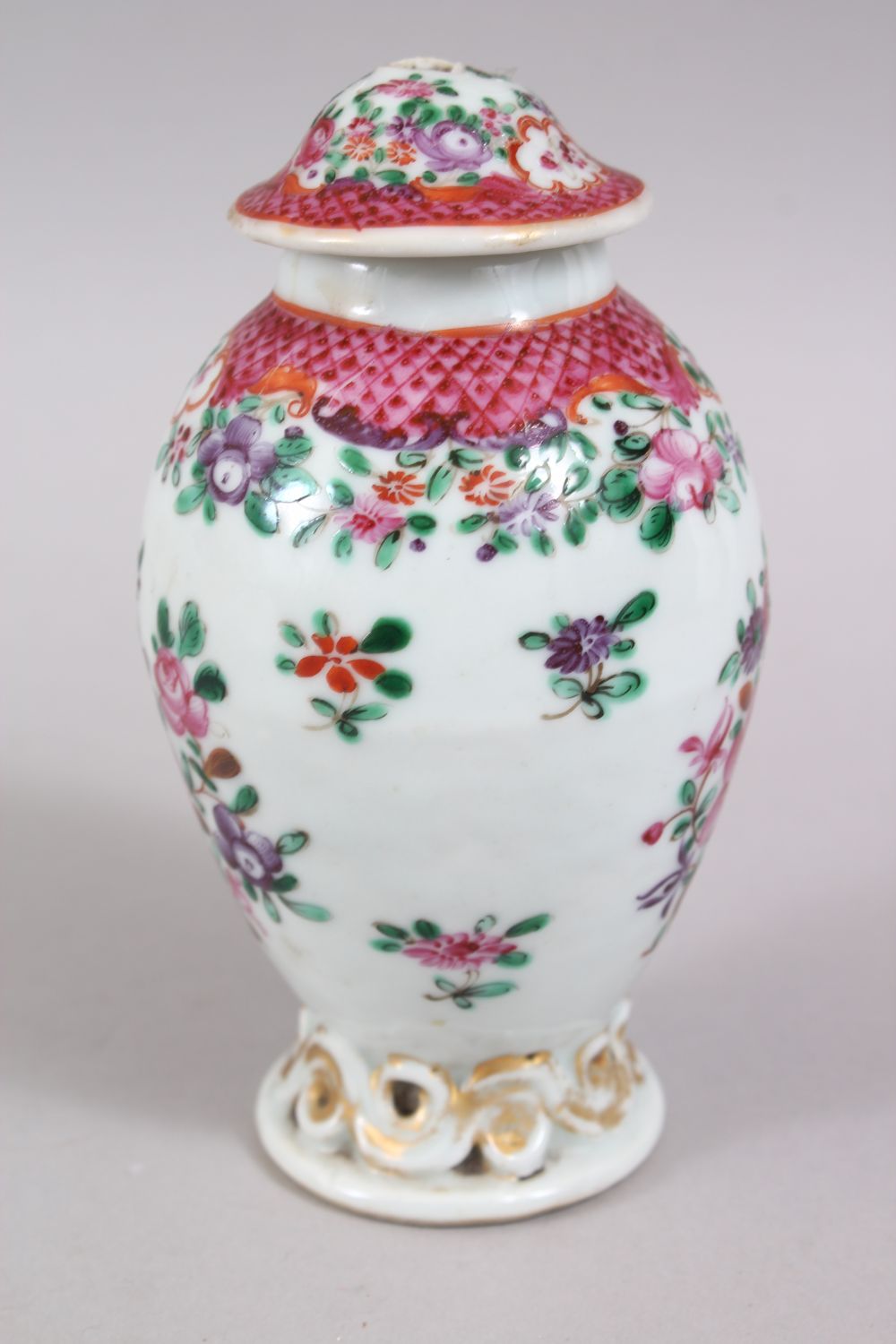 A CHINESE 19TH CENTURY FAMILLE ROSE PORCELAIN TEA CADDY, decorated with floral design, 13cm high. - Image 4 of 5