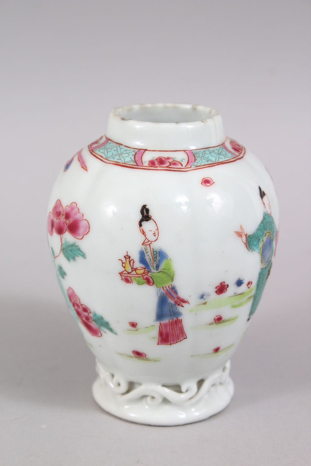 A GOOD 18TH / 19TH CENTURY CHINESE FAMILLE ROSE PORCELAIN TEA CADDY, decorated with landscape scenes - Image 2 of 6