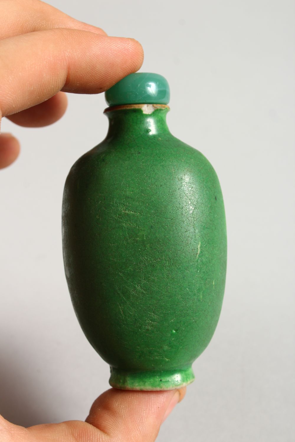 A CHINESE GREEN GROUND PORCELAIN SNUFF BOTTLE AND STOPPER, 8.5CM. - Image 2 of 11