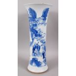 A GOOD 18TH / 19TH CENTURY CHINESE BLUE & WHITE TRANSITIONAL PORCELAIN VASE, the body depicting