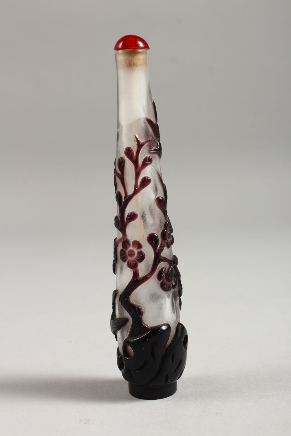 A LONG OVERLAY GLASS SNUFF BOTTLE, 12cm. - Image 3 of 10