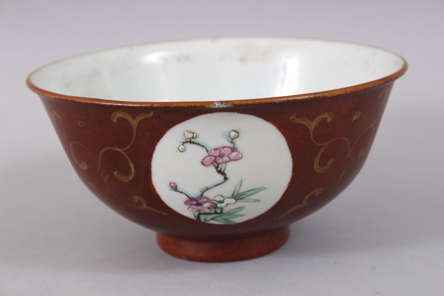 A CHINESE REPUBLIC STYLE BROWN GROUND FAMILLE ROSE PORCELAIN BOWL, with roundel panels of floral - Image 2 of 6