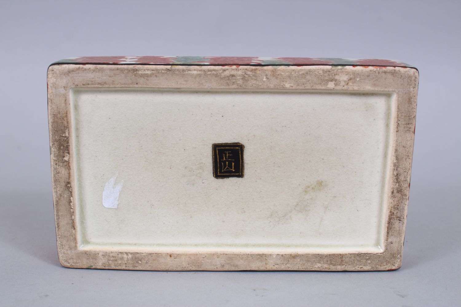 A GOOD JAPANESE MEIJI PERIOD SATSUMA BOX & COVER, the box decorated with two panels of geisha girls, - Image 5 of 6