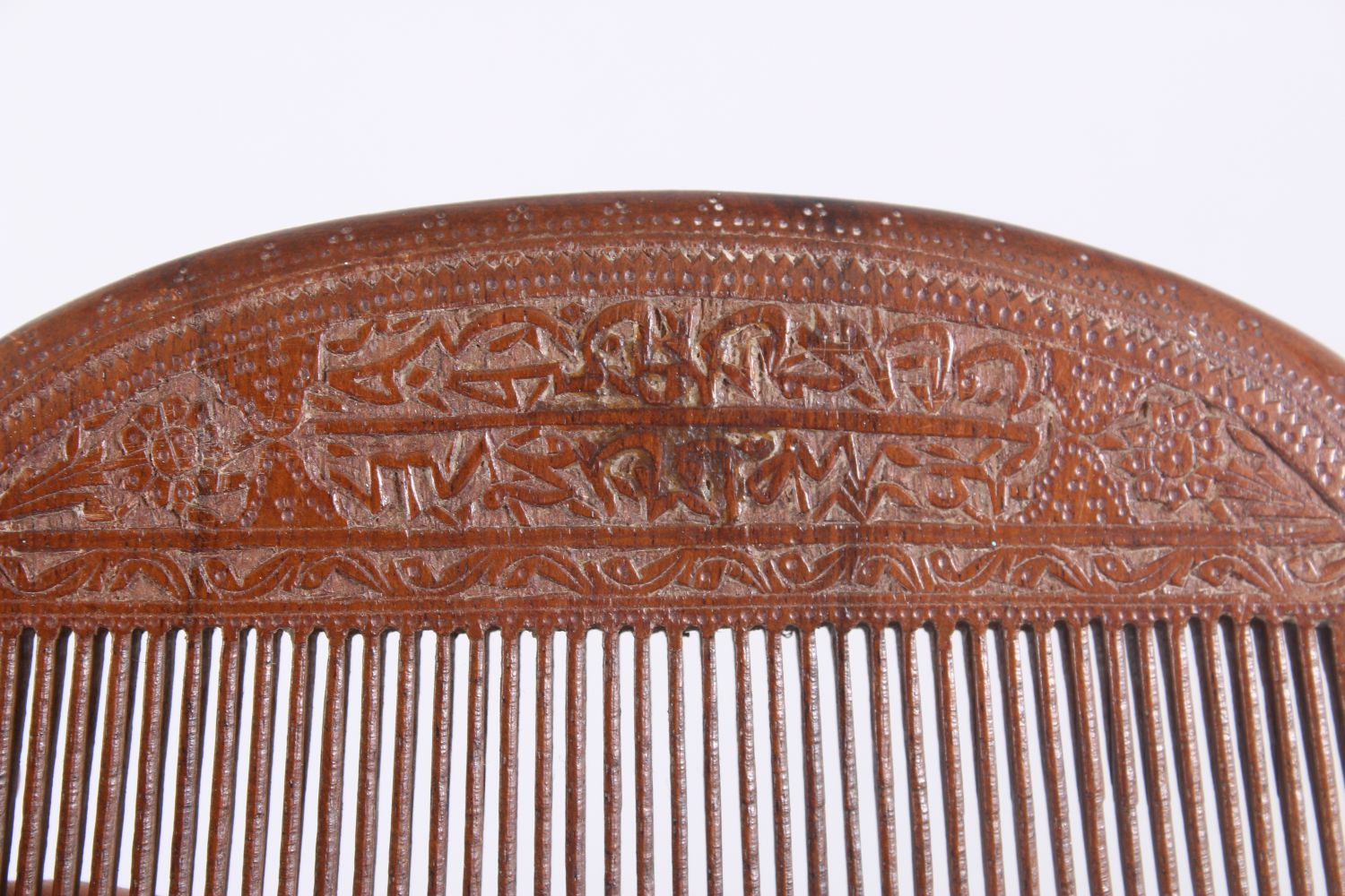 AN 18TH - 19TH CENTURY PERSIAN QAJAR CARVED WOODEN COMB, with carved scripture and foliage, 16.5cm - Image 3 of 4