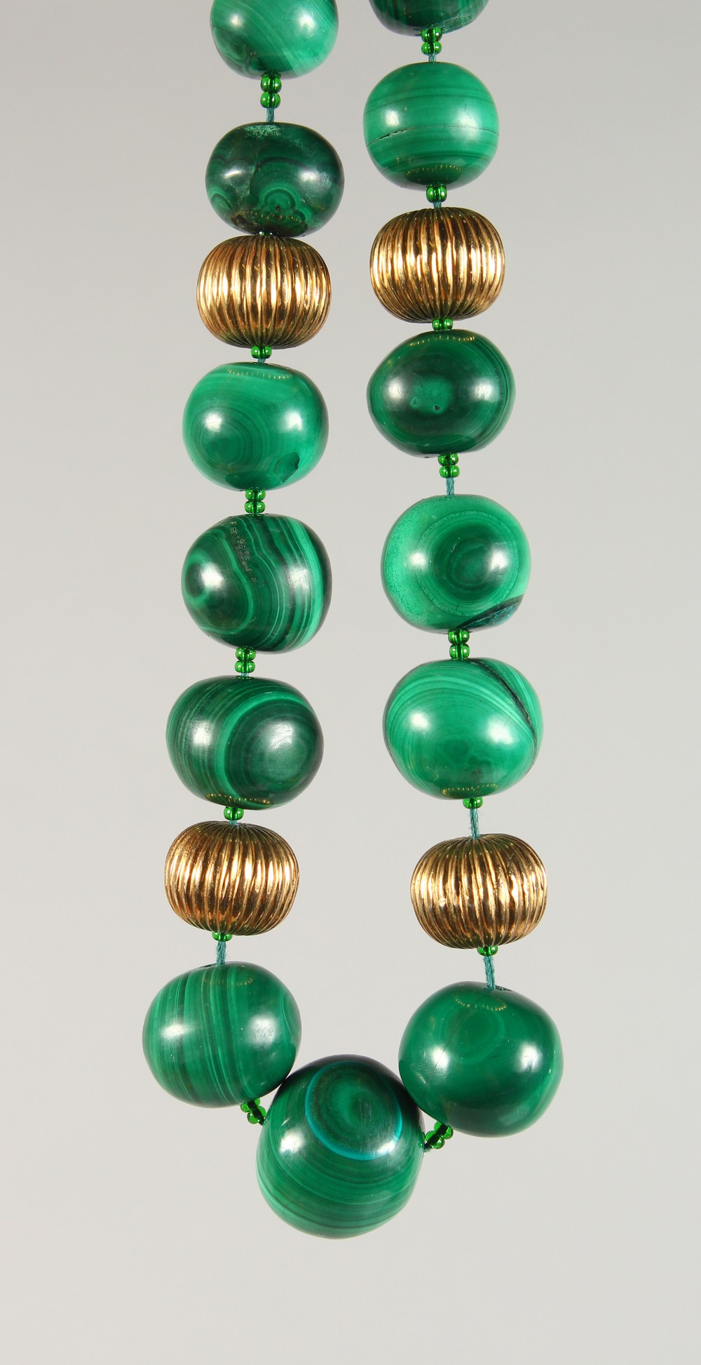 A GOOD CHINESE GREEN JADE / JADE LIKE SPHERICAL NECKLACE / BEADS 46CM,