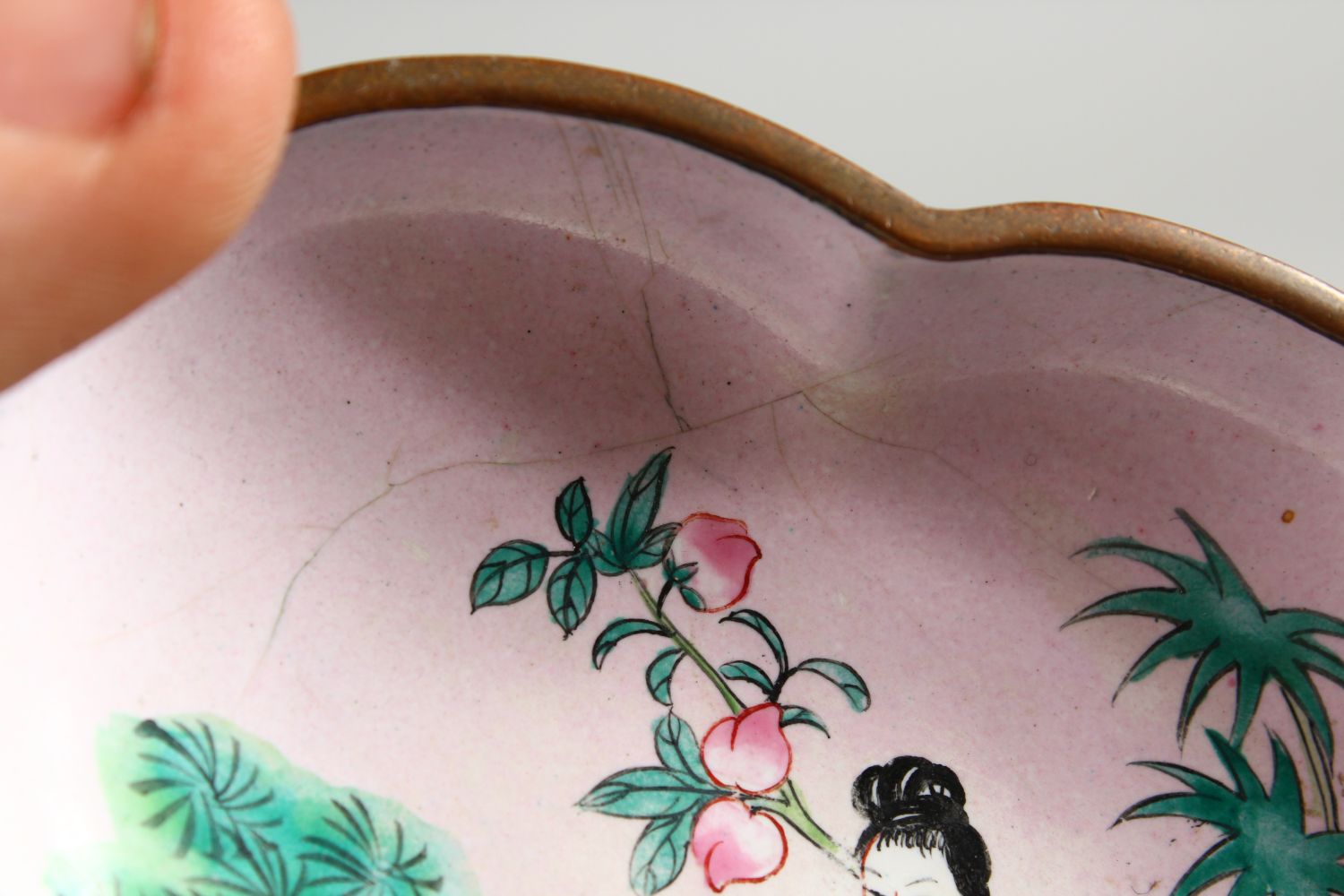 A 19TH CENTURY CHINESE ENAMEL SHAPED SPOON TRAY AND A WILLOW PATTERN TRAY (2). - Image 6 of 9