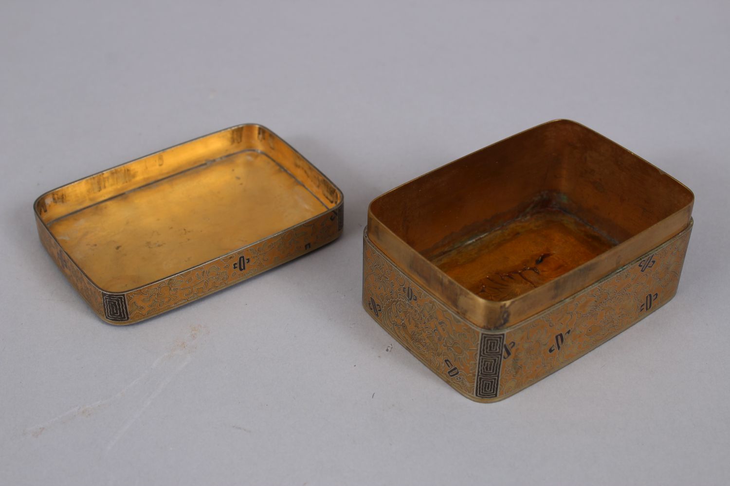 A GOOD JAPANESE MEIJI PERIOD BRONZE & MIXED METAL LIDDED BOX, decorated with geometric borders - Image 3 of 4