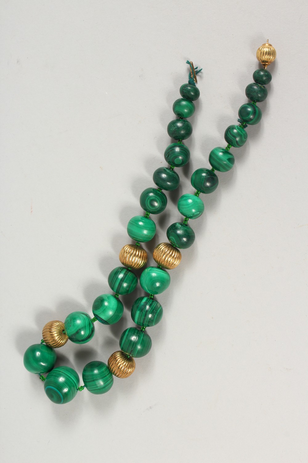 A GOOD CHINESE GREEN JADE / JADE LIKE SPHERICAL NECKLACE / BEADS 46CM, - Image 2 of 6