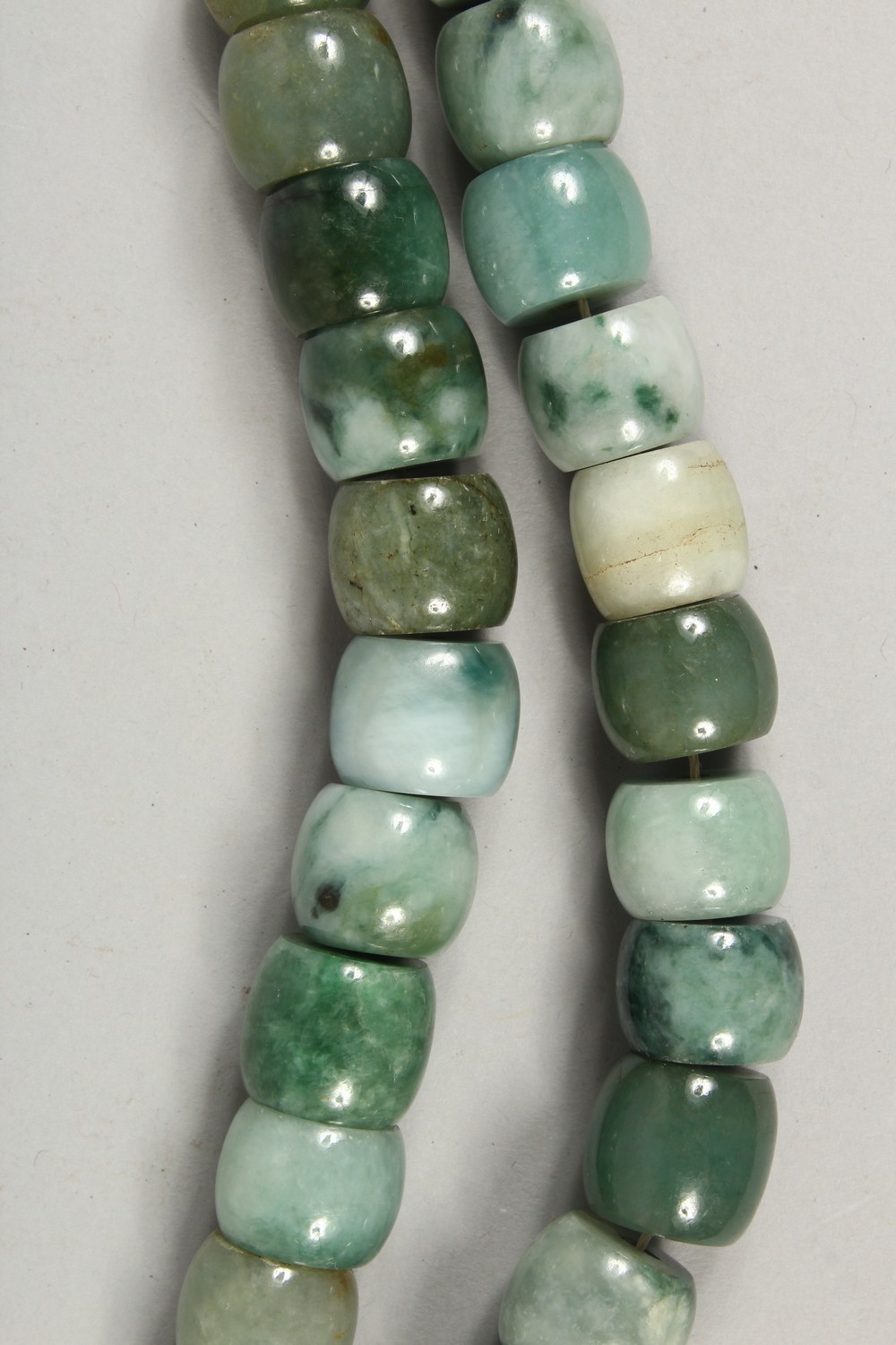 A GOOD CHINESE JADE / JADELIKE HARDSTONE BEAD NECKLACE AND PENDANT, 44cm open. - Image 5 of 7