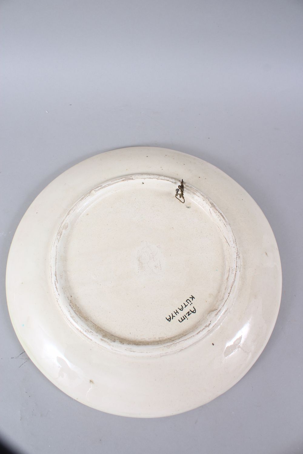 A FINE EARLY 20TH CENTURY TURKISH GLAZED POTTERY DISH BY AZIM KUTAHYA, with a central cartouche with - Image 4 of 5