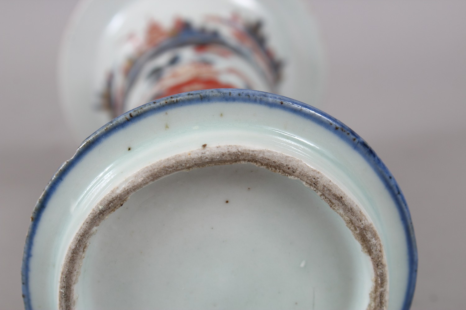 A GOOD JAPANESE EDO PERIOD IMARI PORCELAIN BEAKER, decorated with displays of ikebana and phoenix - Image 7 of 7