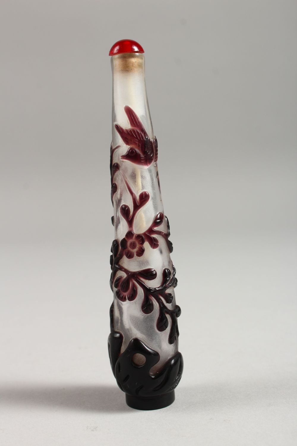 A LONG OVERLAY GLASS SNUFF BOTTLE, 12cm. - Image 4 of 10