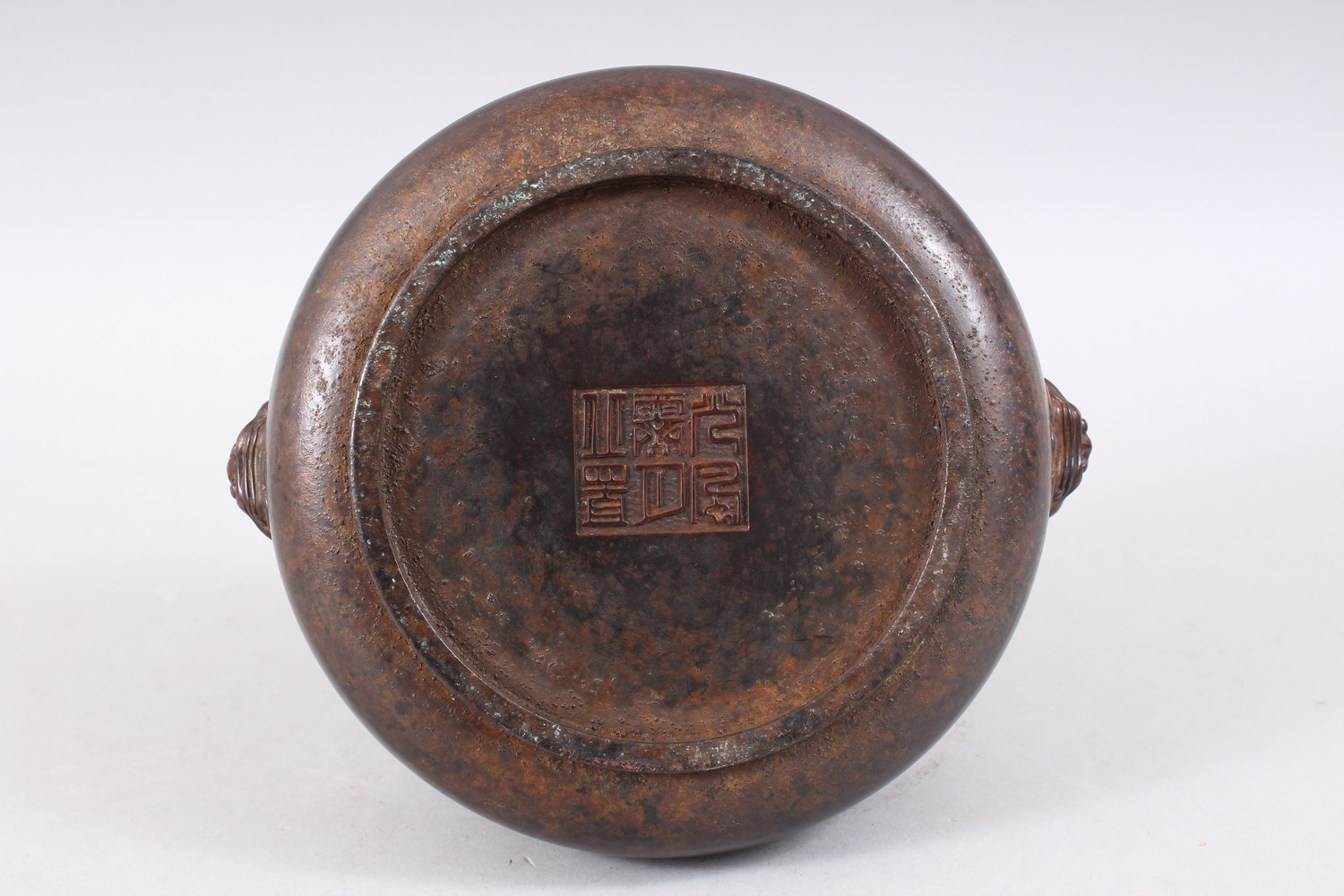 A HEAVY QUALITY CHINESE BRONZE CENSER, with moulded lion dog mask handles and a maker’s mark pressed - Image 7 of 8