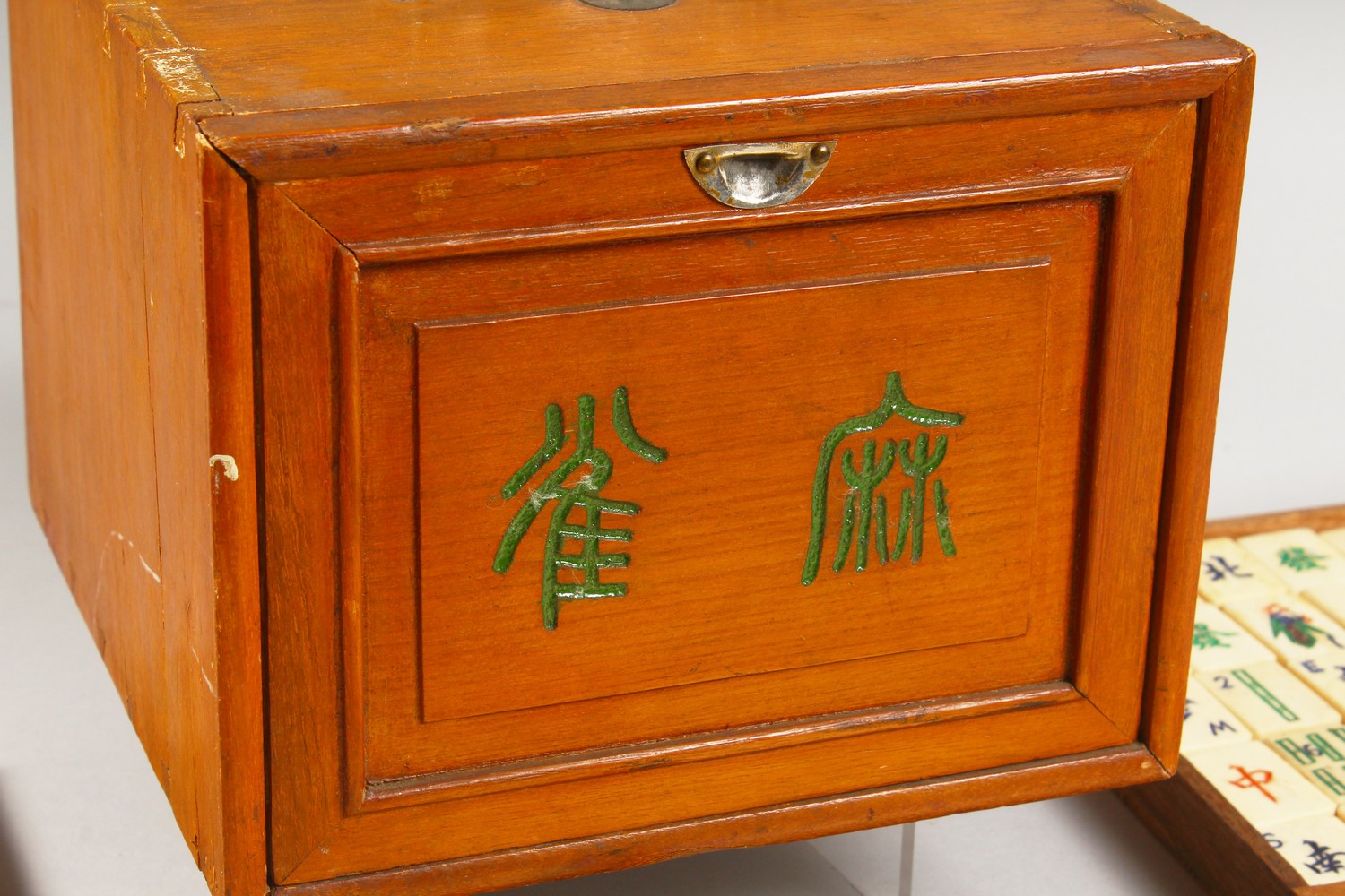 A GOOD 20TH CENTURY CHINESE MAHJONG GAMES BOX WITH ITS BONE PIECES, the front with a removable panel - Image 2 of 10