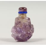 A GOOD CHINESE AMETHEYST COLOURED STONE / CRYSTAL SCENT BOTTLE, carved with lion dogs and foliage,