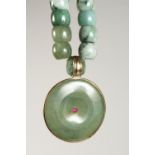 A GOOD CHINESE JADE / JADELIKE HARDSTONE BEAD NECKLACE AND PENDANT, 44cm open.