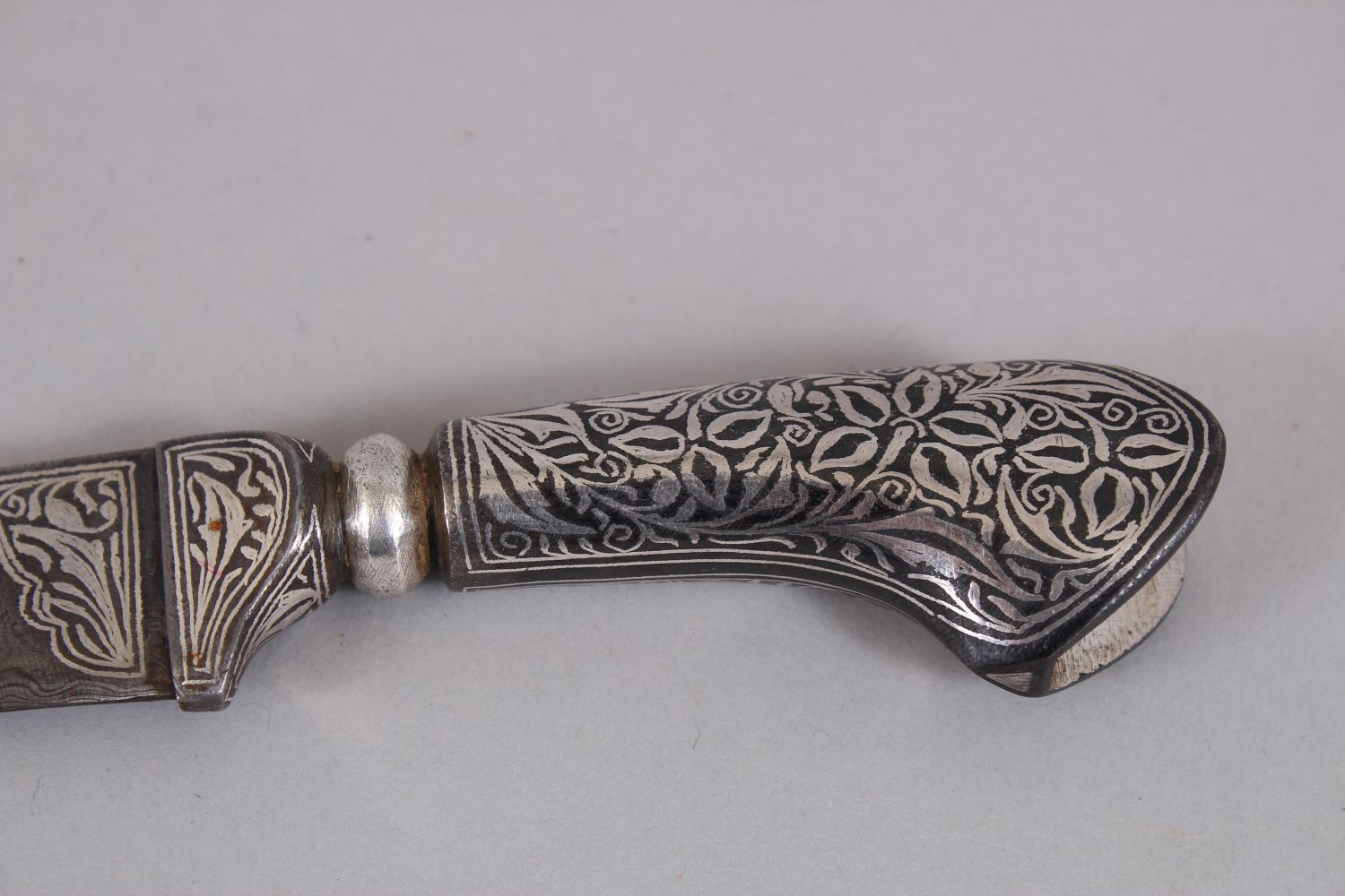 A GOOD ISLAMIC / CAUCASIAN NIELLO SILVER INLAID DAGGER / KINDJAL, the body and case inlaid heavily - Image 2 of 4