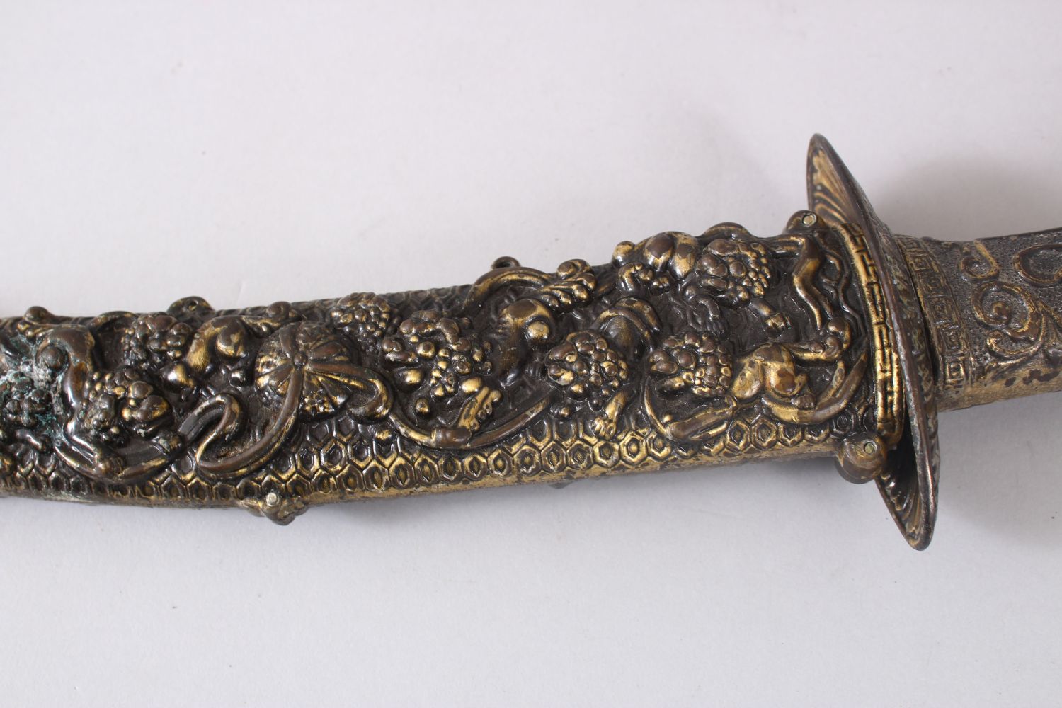 A GOOD CHINESE LION DOG DAGGER, the sheath with moulded lion dogs with balls, the blade engraved - Image 4 of 4