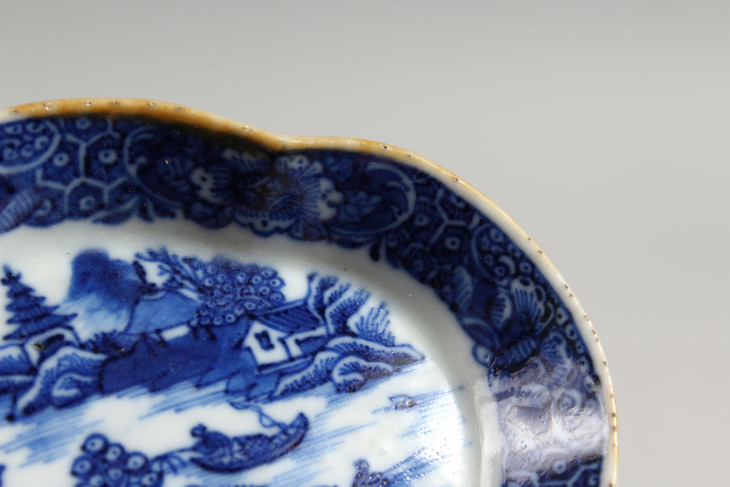 A 19TH CENTURY CHINESE ENAMEL SHAPED SPOON TRAY AND A WILLOW PATTERN TRAY (2). - Image 4 of 9