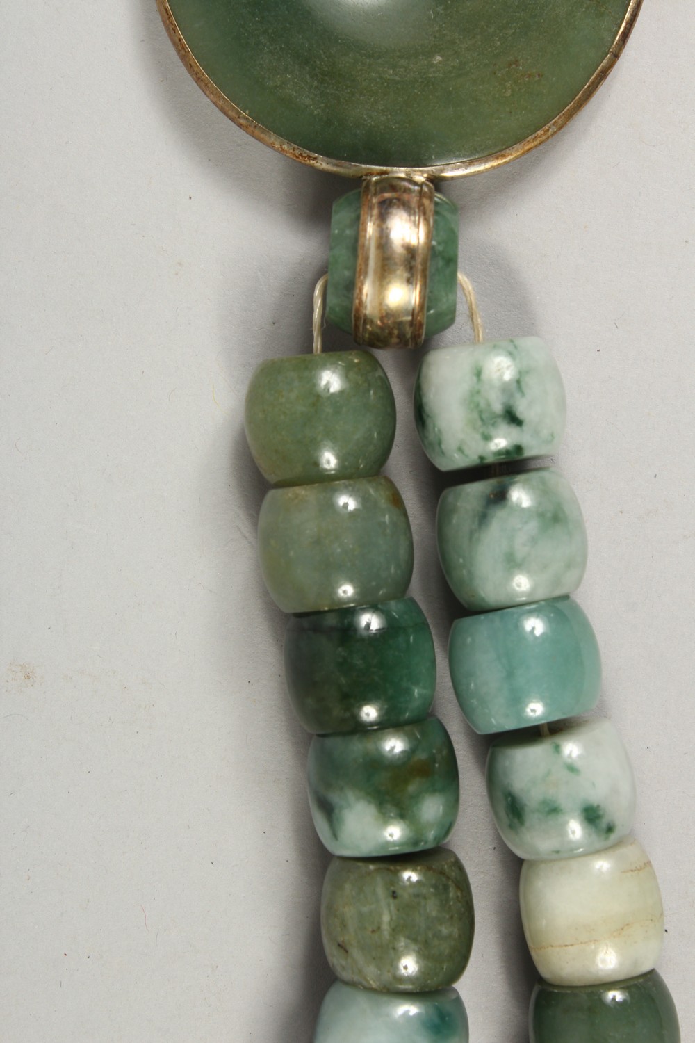 A GOOD CHINESE JADE / JADELIKE HARDSTONE BEAD NECKLACE AND PENDANT, 44cm open. - Image 6 of 7