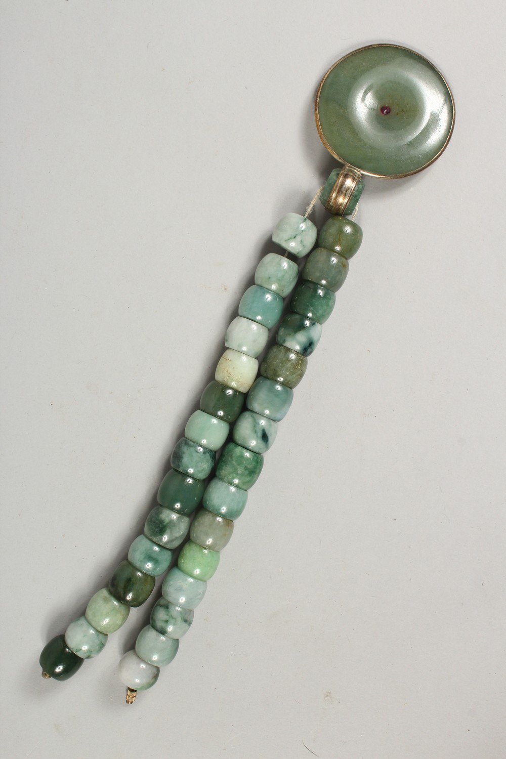 A GOOD CHINESE JADE / JADELIKE HARDSTONE BEAD NECKLACE AND PENDANT, 44cm open. - Image 2 of 7