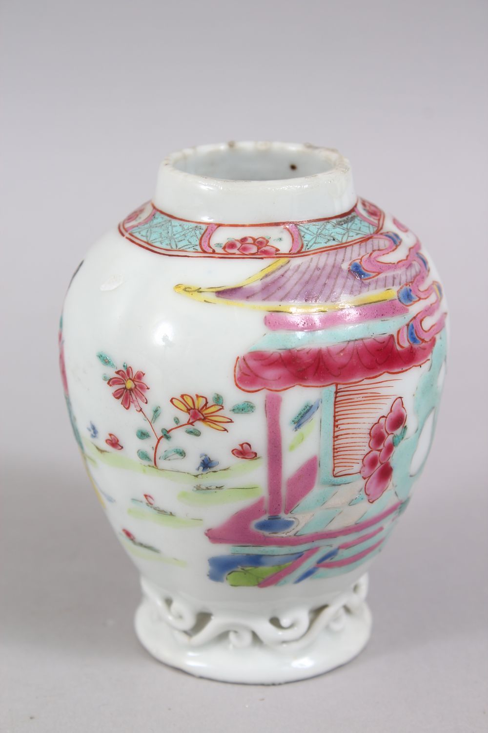 A GOOD 18TH / 19TH CENTURY CHINESE FAMILLE ROSE PORCELAIN TEA CADDY, decorated with landscape scenes - Image 4 of 6