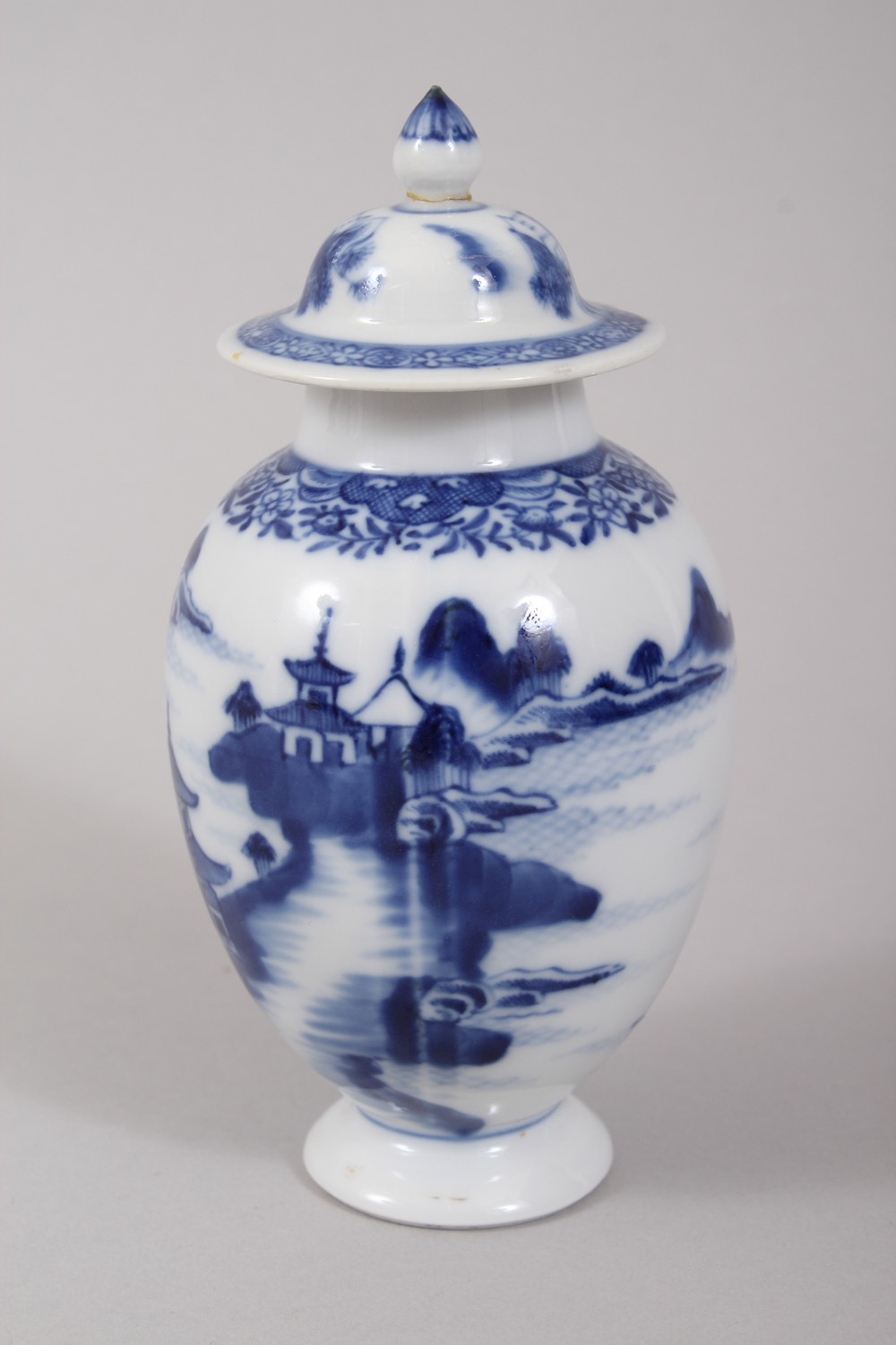 A GOOD CHINESE BLUE AND WHITE PORCELAIN TEA CADDY AND COVER, decorated with landscape scenes, 14cm - Image 3 of 4