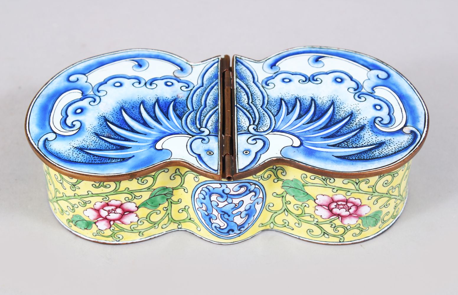 A GOOD 19TH / 20TH CENTURY CHINESE CANTON ENAMEL HINGED & LIDDED BOX IN THE FORM OF A BAT, with
