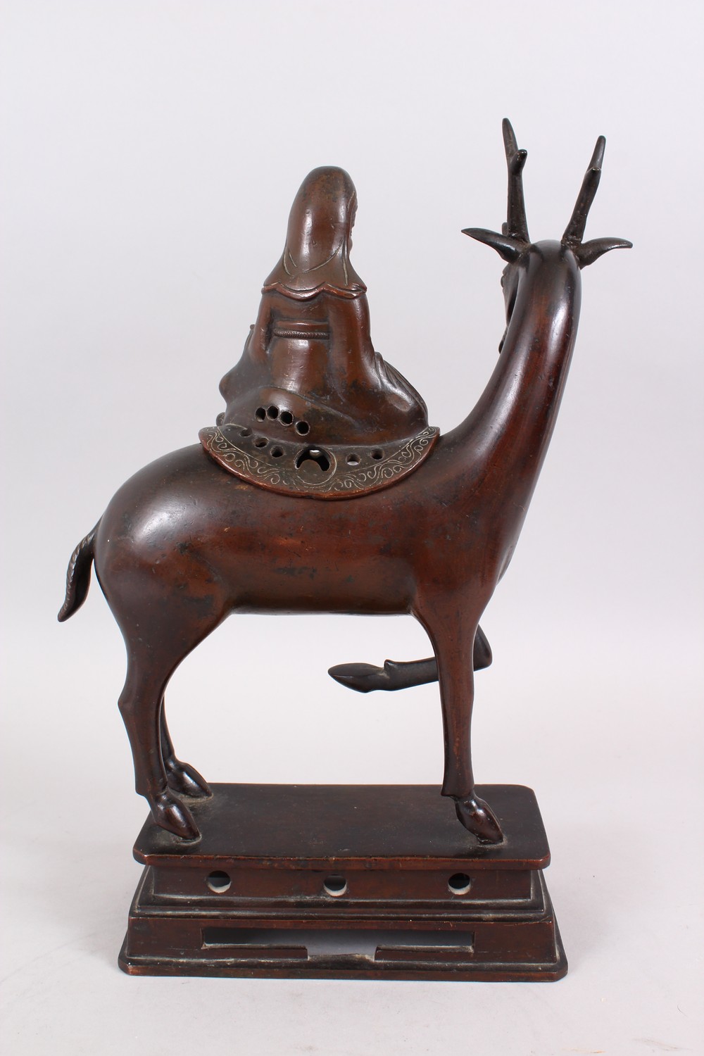 A 19TH CENTURY CHINESE BRONZE CENSER / BURNER OF A DEER, the deer in a gentle pose with one hoof - Image 6 of 7