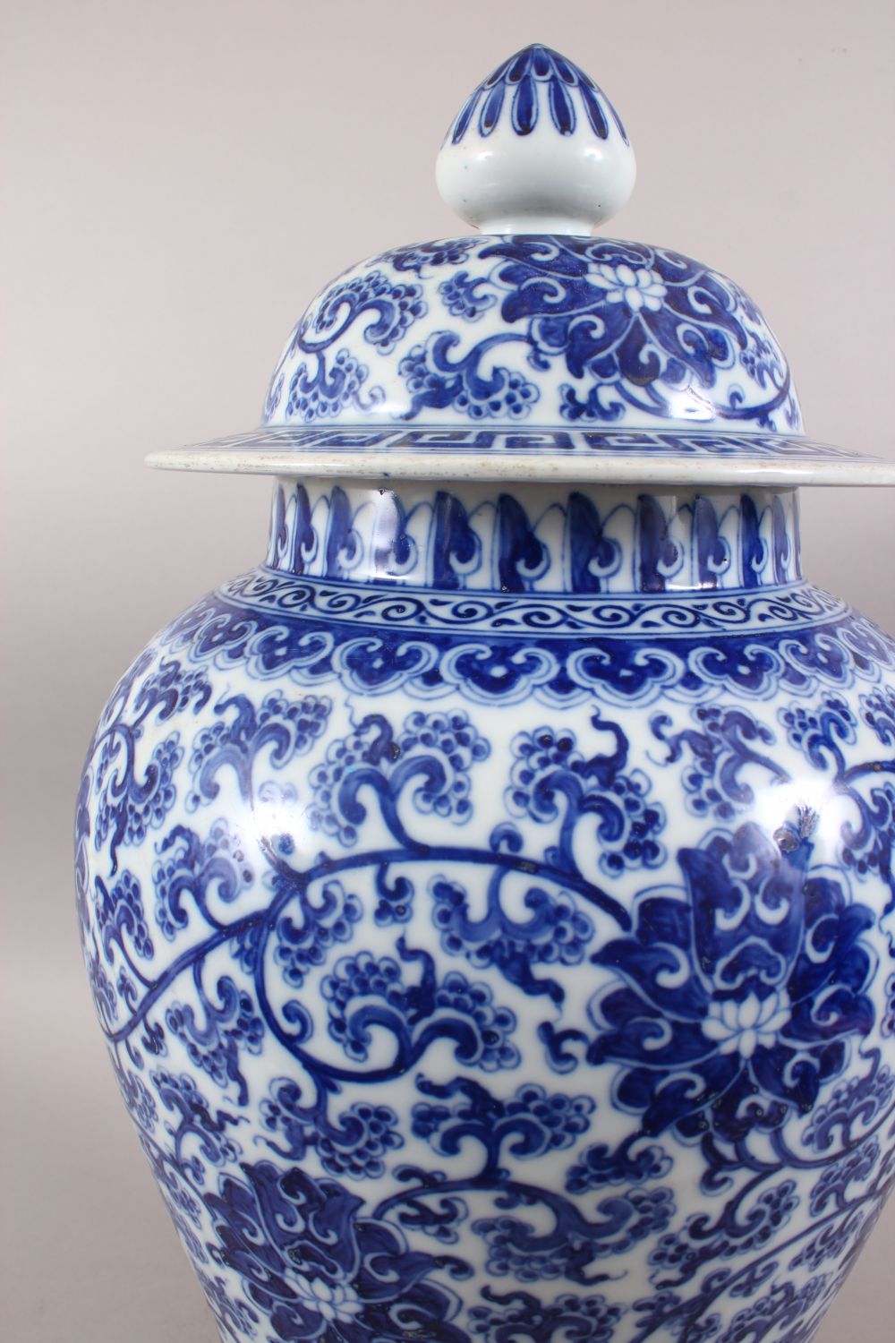 A LARGE CHINESE BLUE & WHITE PORCELAIN LIDDED JAR, the body decorated with scenes of formal - Image 4 of 8