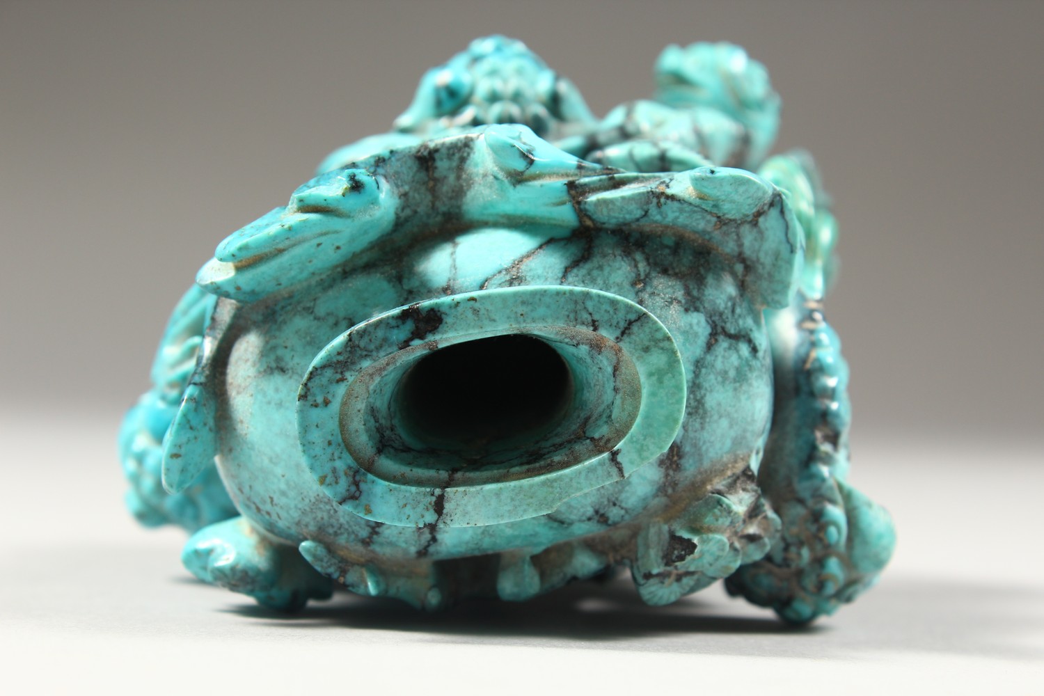 A GOOD CHINESE CARVED TURQUOISE STONE SNUFF BOTTLE / POT; the body of the bottle carved in relief - Image 7 of 9