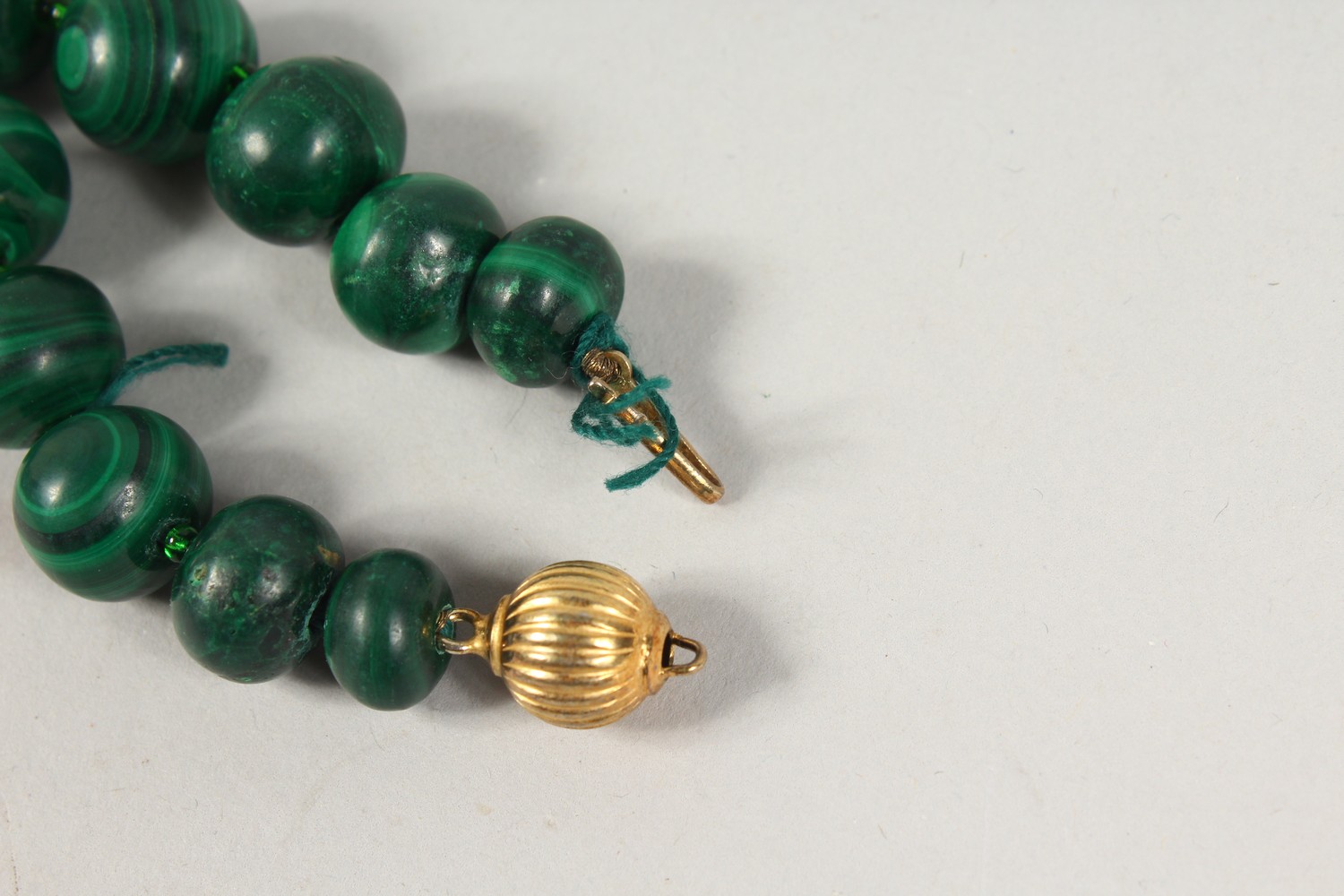 A GOOD CHINESE GREEN JADE / JADE LIKE SPHERICAL NECKLACE / BEADS 46CM, - Image 3 of 6