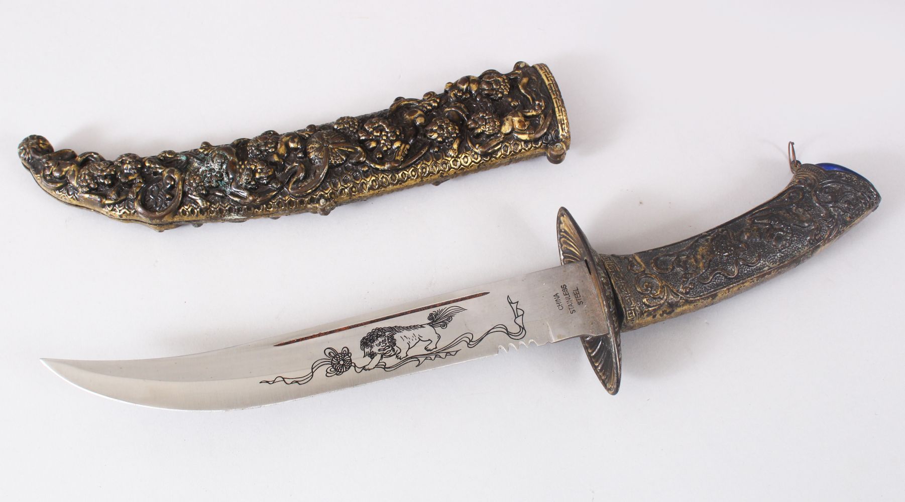 A GOOD CHINESE LION DOG DAGGER, the sheath with moulded lion dogs with balls, the blade engraved