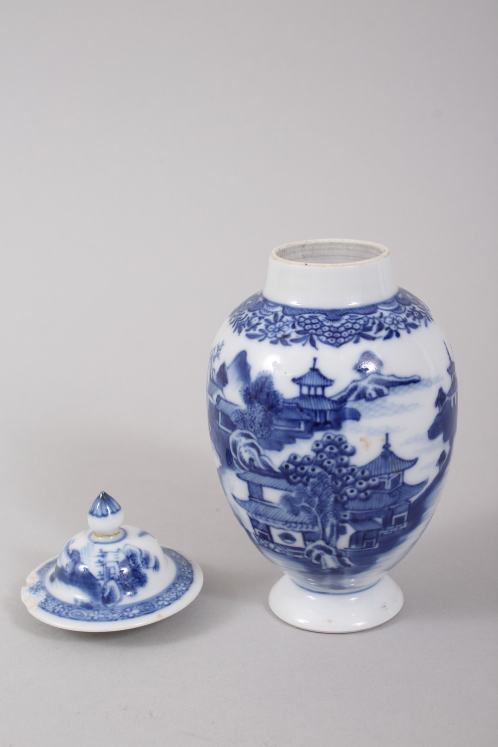 A GOOD CHINESE BLUE AND WHITE PORCELAIN TEA CADDY AND COVER, decorated with landscape scenes, 14cm - Image 4 of 4