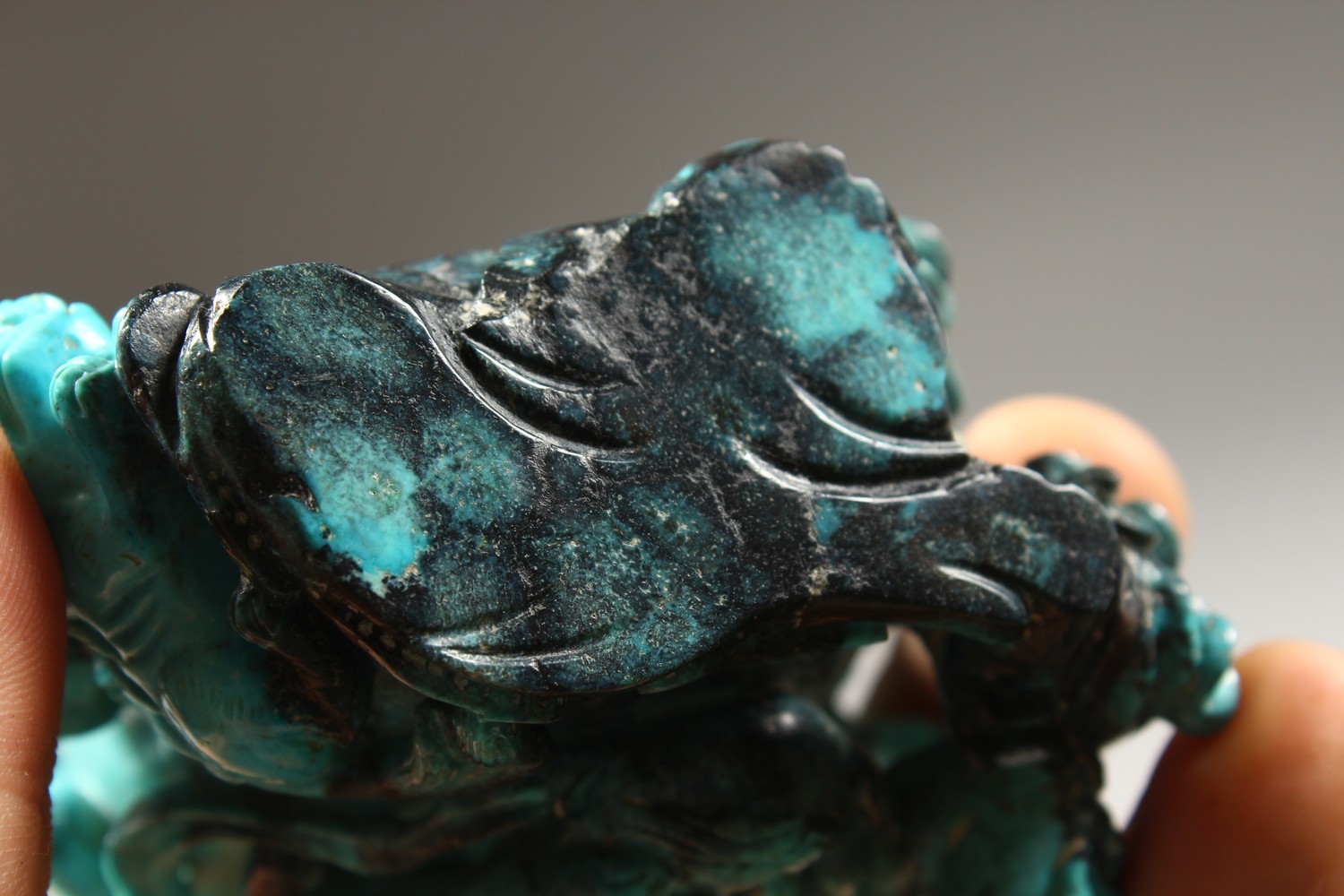 A GOOD CHINESE CARVED TURQUOISE STONE SNUFF BOTTLE / POT; the body of the bottle carved in relief - Image 9 of 9